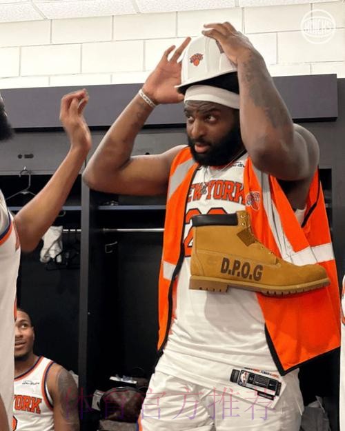 防守大闸！尼克斯官媒晒米切尔-罗宾逊赛后照：本场最佳防守