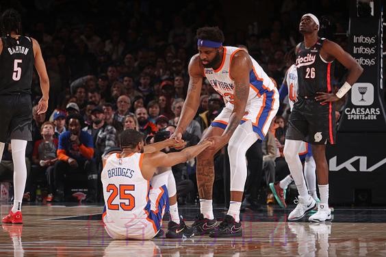 防守大闸！尼克斯官媒晒米切尔-罗宾逊赛后照：本场最佳防守